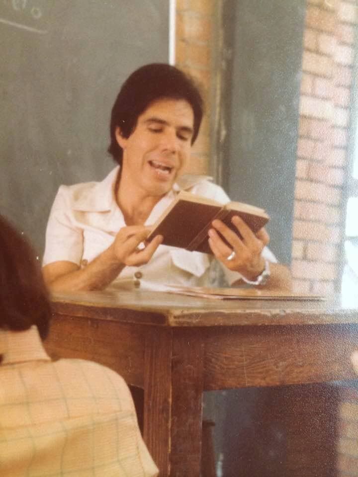 Fidel Chávez Pérez joven, sentado y leyendo un libro