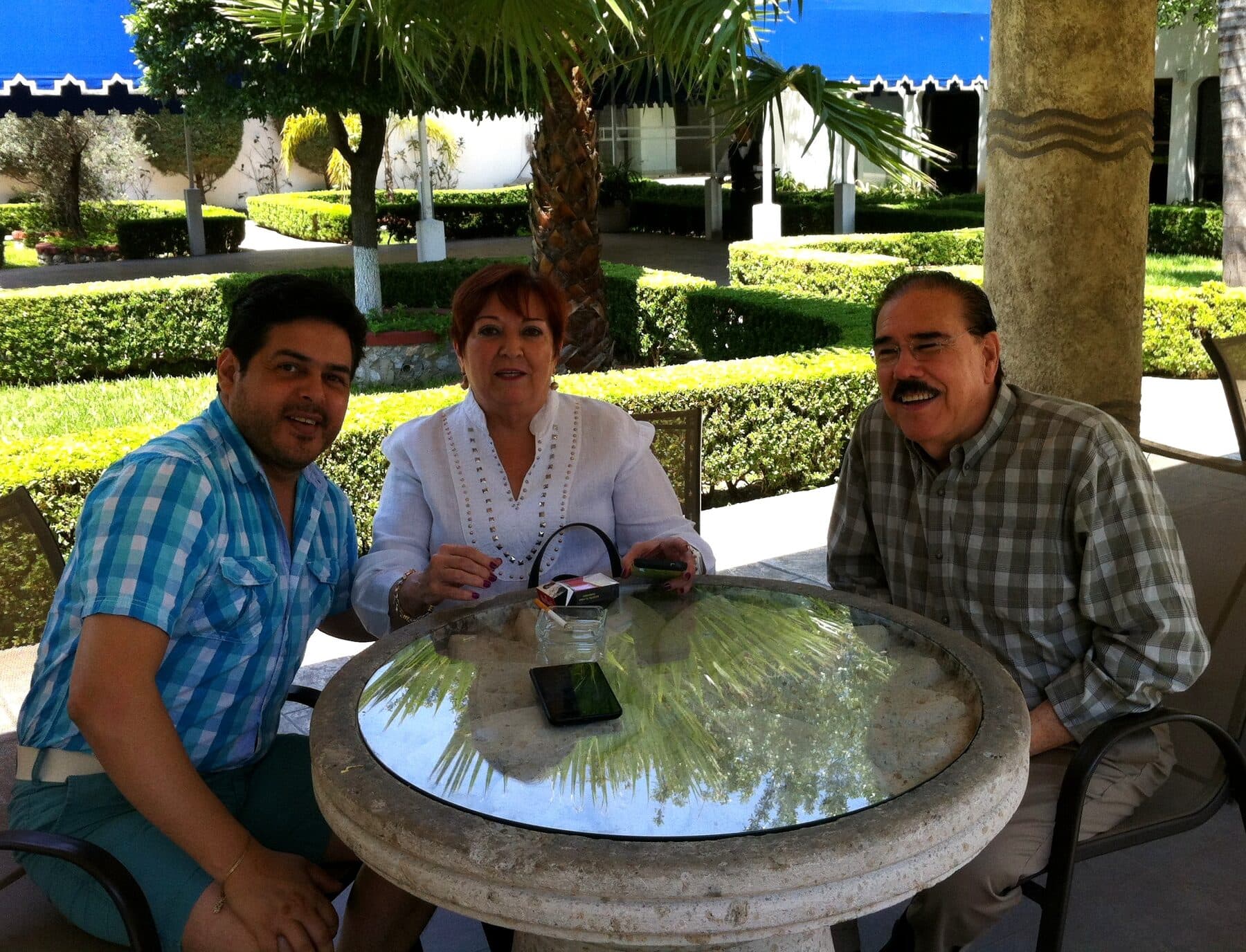 Fidel Chávez Pérez con Gilda Domínguez y otro acompañante al aire libre