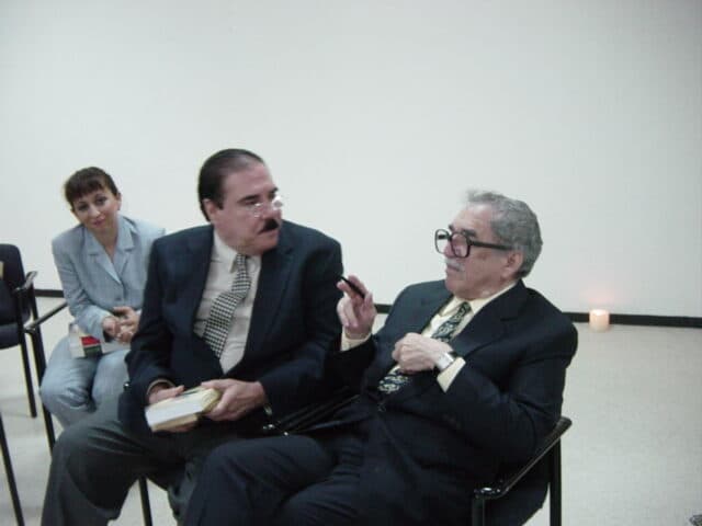 Fidel Chávez Pérez conversando durante un panel cultural
