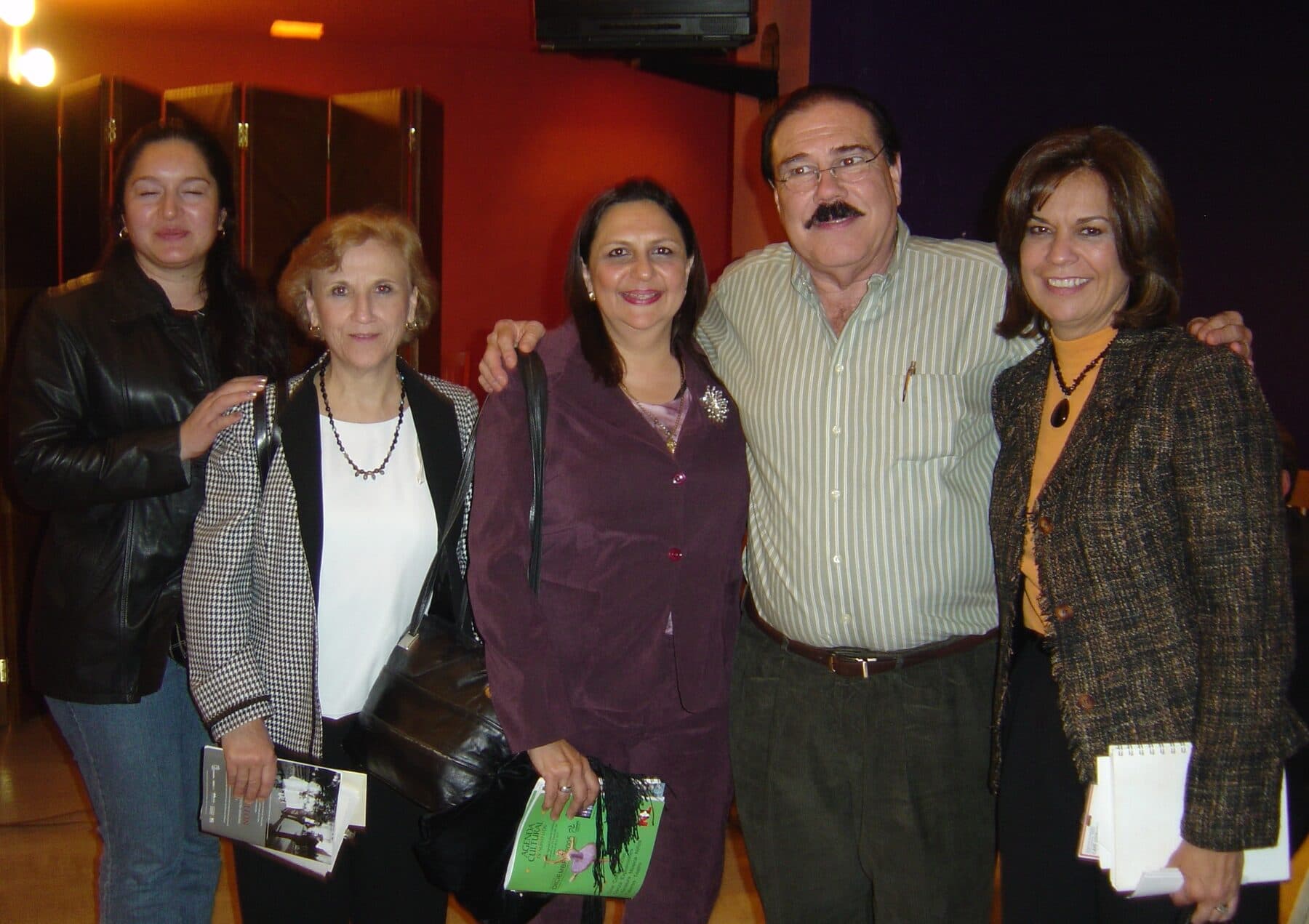 Fidel Chávez Pérez en una reunión cultural con cuatro asistentes