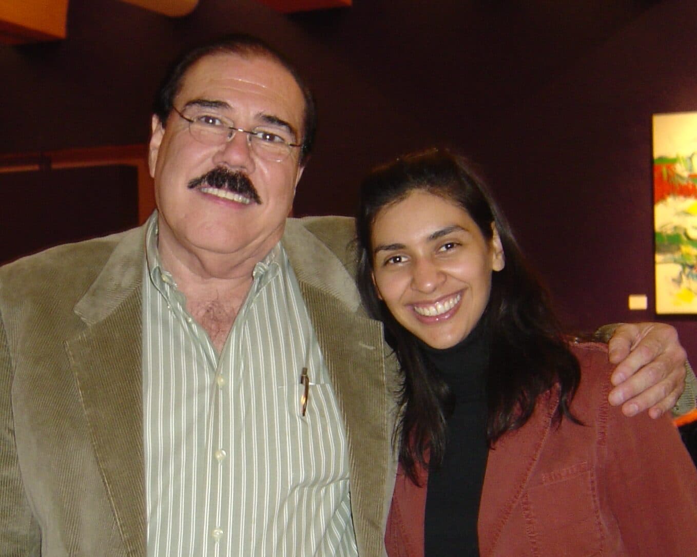 Fidel Chávez Pérez con una joven durante un encuentro