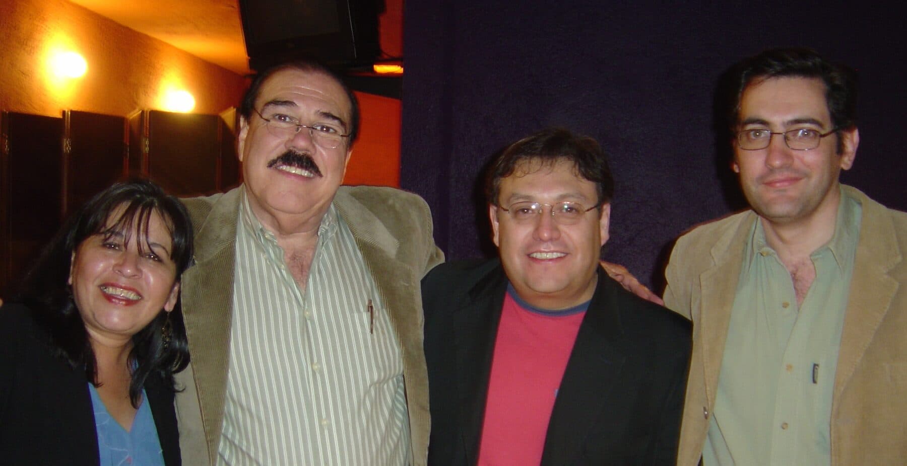 Fidel Chávez Pérez con tres asistentes a un encuentro cultural