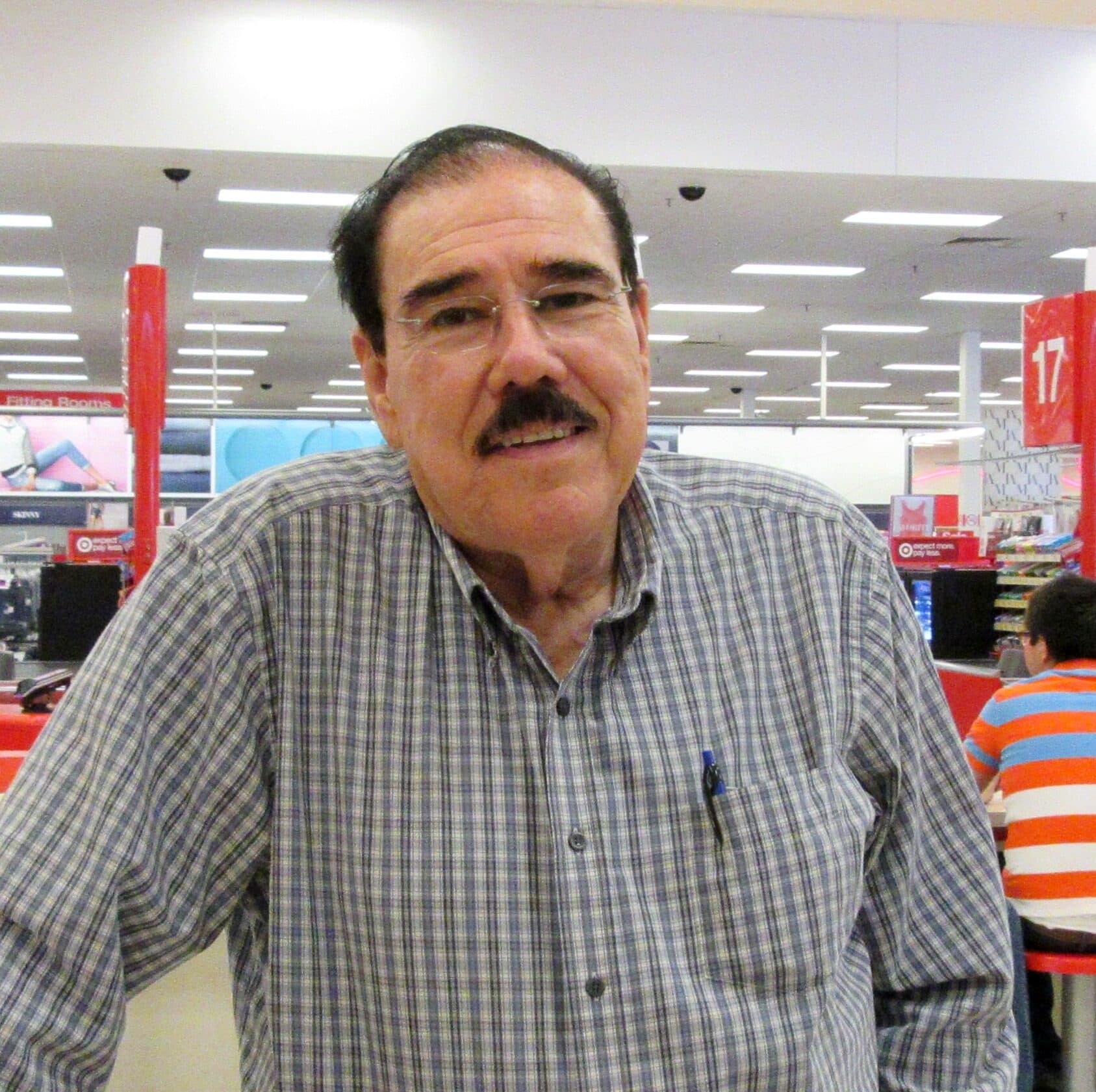 Fidel Chávez Pérez de pie frente a los anaqueles de una tienda