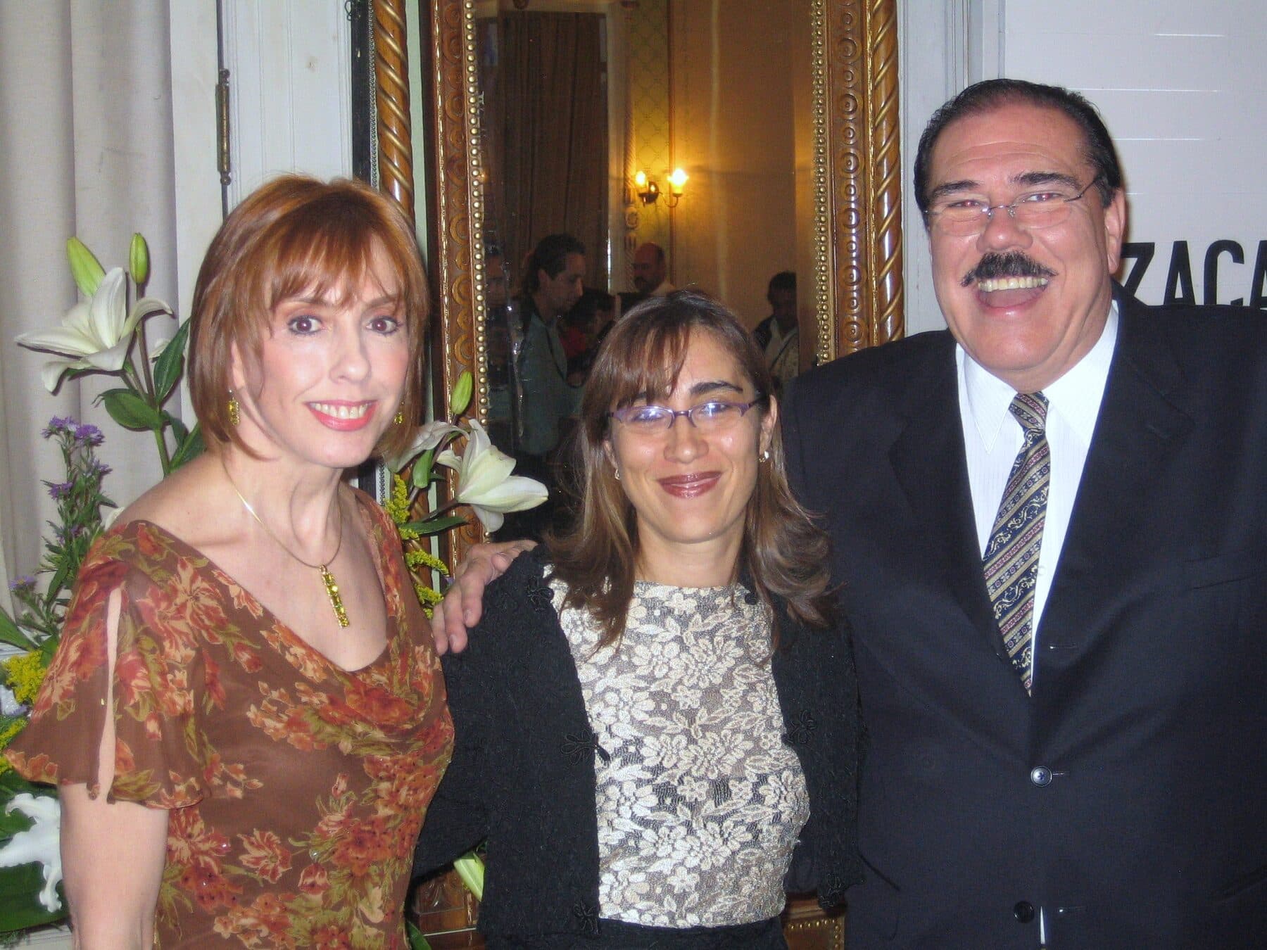 Fidel Chávez Pérez con dos mujeres durante un evento cultural