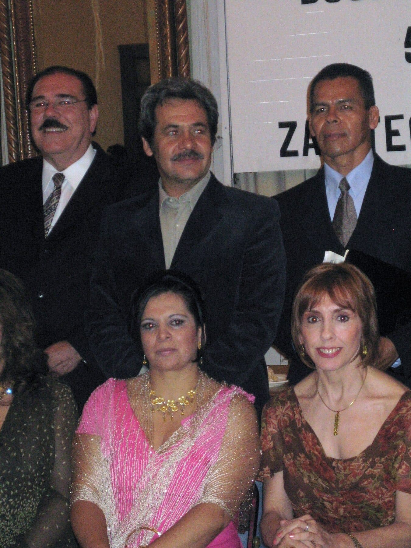 Fidel Chávez Pérez en un evento formal con varios acompañantes