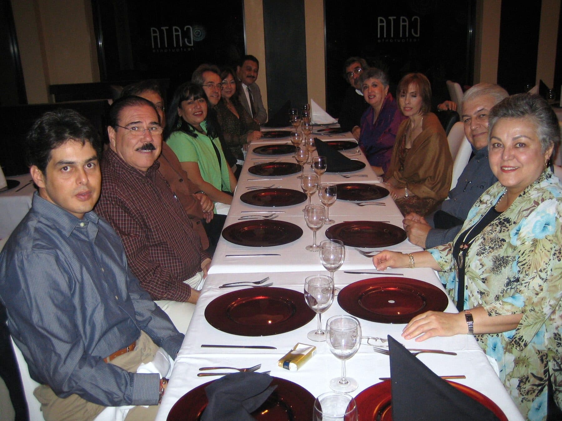 Fidel Chávez Pérez sentado a una mesa con familiares