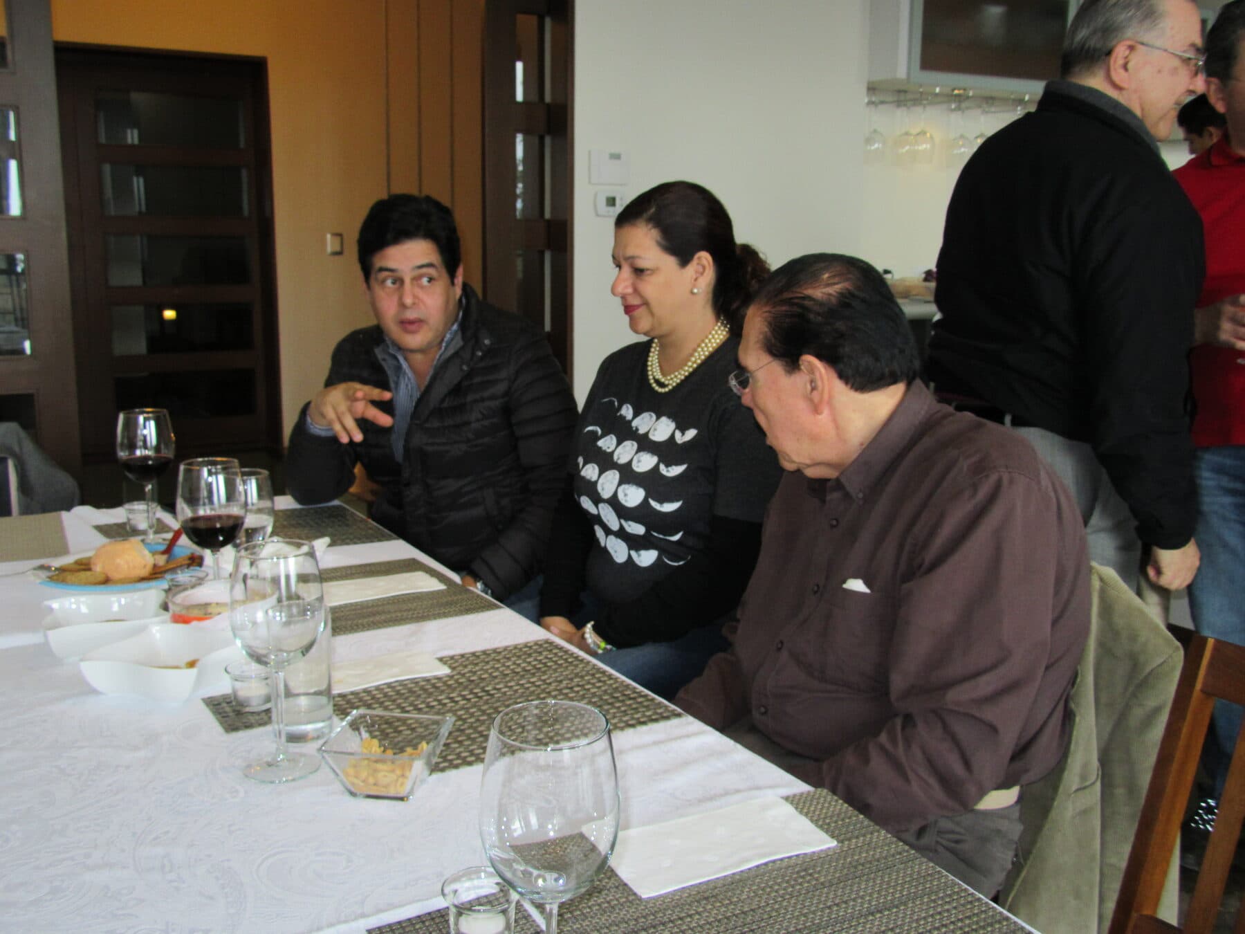 Fidel Chávez Pérez leyendo junto a una mesa
