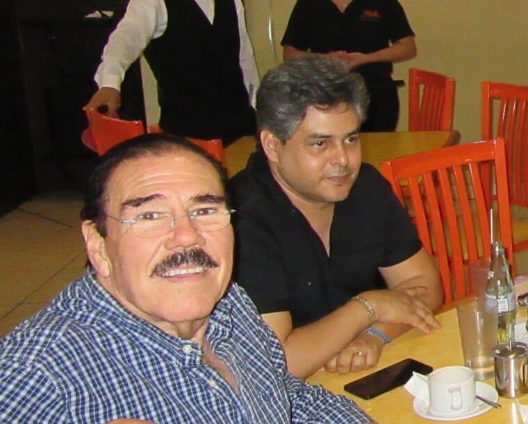 Fidel Chávez Pérez sentado junto a otro asistente