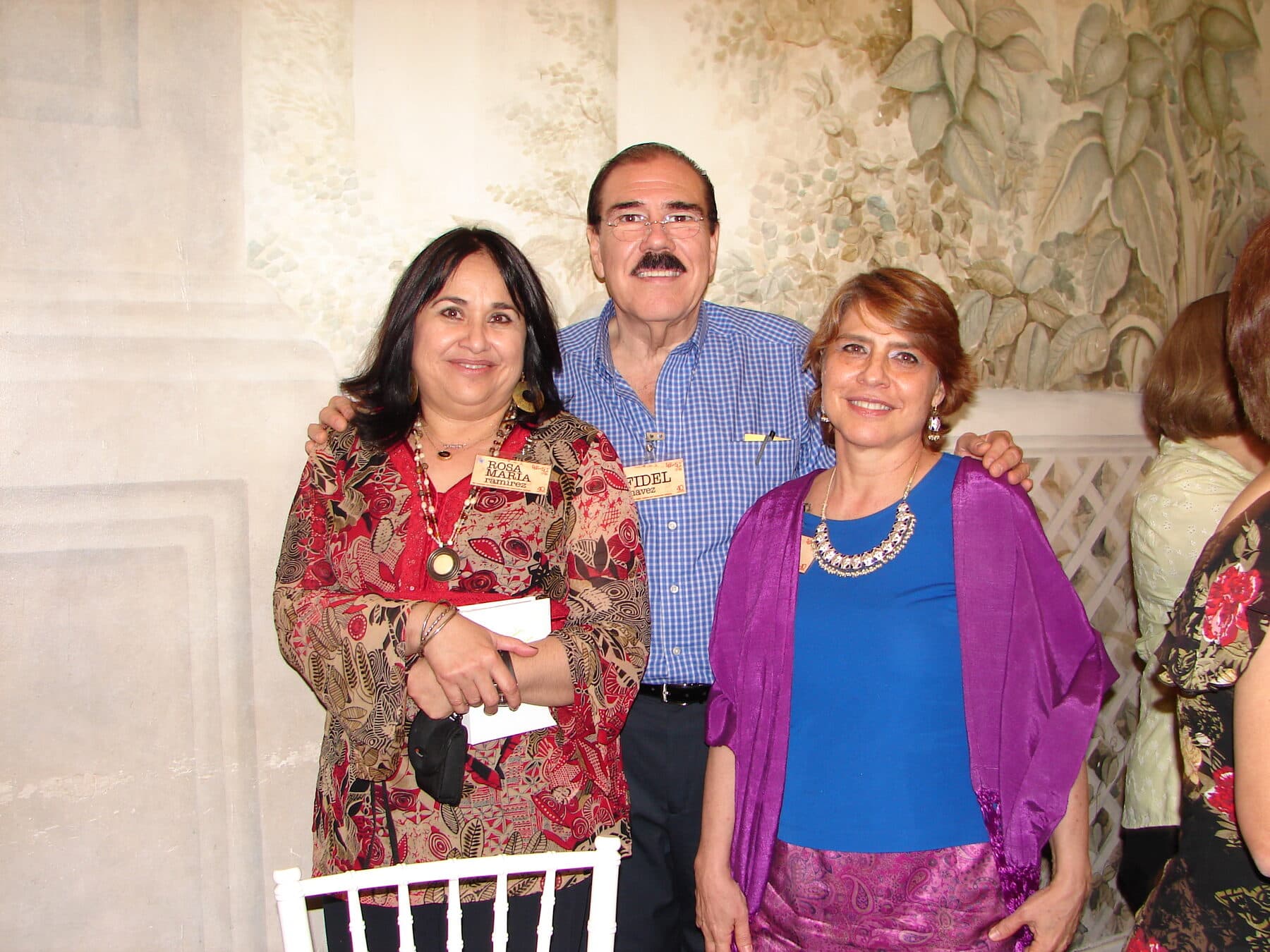 Fidel Chávez Pérez con dos mujeres durante un encuentro académico