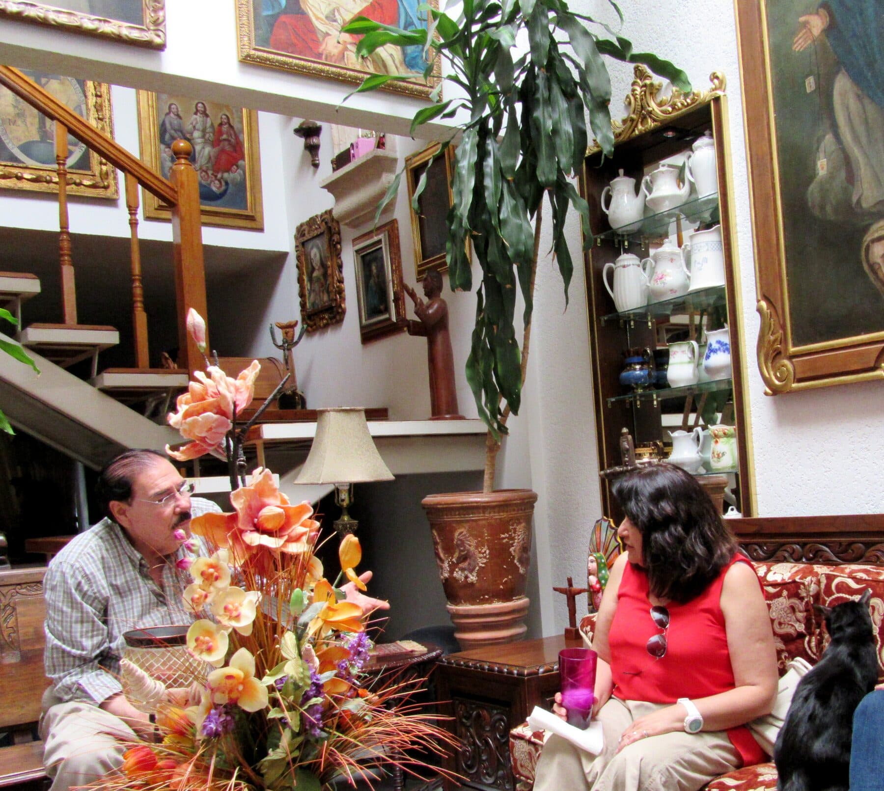 Fidel Chávez Pérez conversando durante una reunión familiar