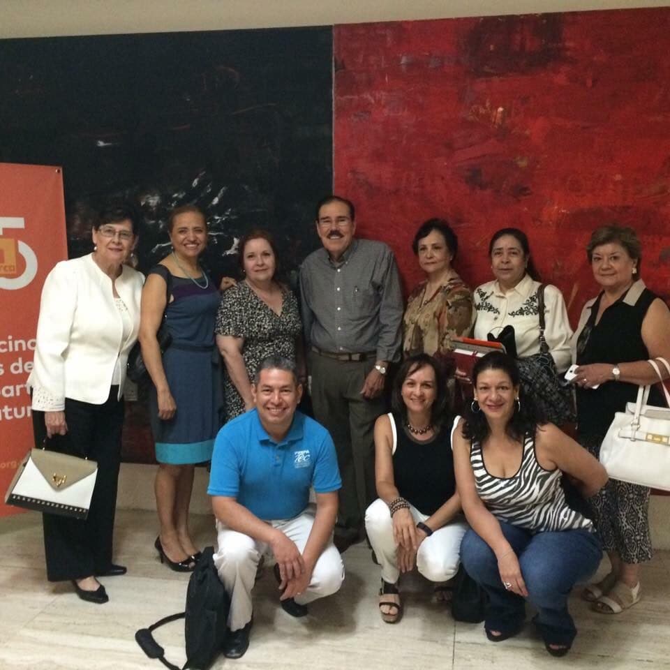 Fidel Chávez Pérez con un grupo durante un encuentro